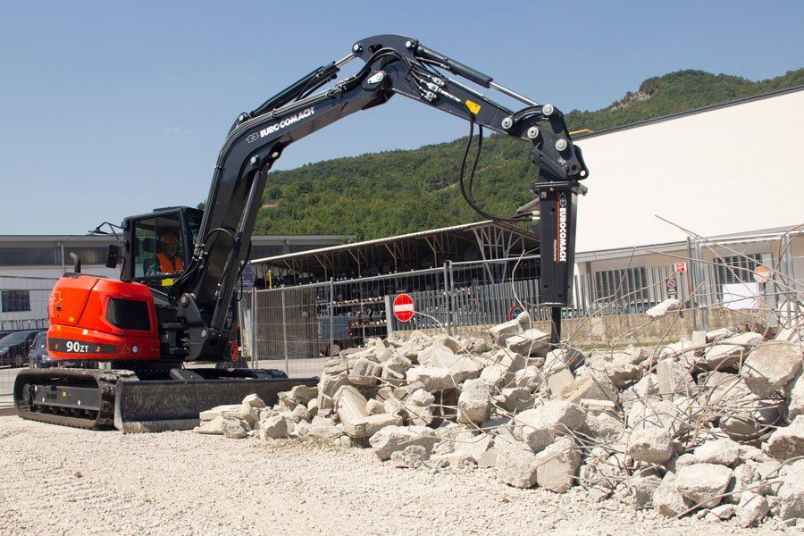 macchina movimento terra in cantiere edile