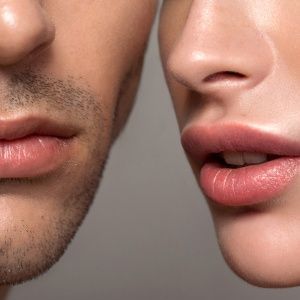 Volle lippen zonder fillers te gebruiken? Het kan met onze LipLase™ behandeling! Met deze behandeling geven we de lippen een vollere uitstraling. Dit doen we met een laserbehandeling die de collageen aanmaak stimuleert. We behandelen hierbij zowel de binnenkant als de buitenkant van de lippen. We gebruiken geen naalden en je ervaart geen down-time van deze behandeling.