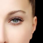 De Fotona SmoothEye™ behandeling is bedoeld om de huid rondom de ogen te verstrakken en fijne lijntjes rondom de ogen te verminderen. Tijdens deze behandeling worden twee stappen toegepast met als doel om de elasticiteit, structuur en het volume in de oogzone te verbeteren. Deze behandeling is geschikt voor iedereen bij wie de eerste tekenen van huidveroudering rond de ogen zichtbaar worden, denk bijvoorbeeld aan droogte en fijne lijntjes. De SmoothEye is perfect voor het uitstellen van een ooglidcorrectie.
