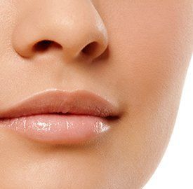 Aangewezen voor diepe acnelittekens, diepere lijnen en rimpels. Meer warmte-energie zorgt voor een grotere collageenproductie en huidverstrakking. Voor diepe peelings is de Er:YAG veilig en effectief voor resurfacing, aangezien de penetratiediepte nauwkeurig wordt gecontroleerd. Dit zorgt voor een gezonde en gecontroleerde regeneratie van collageen en elastine en een veilige verwijdering van met littekens bedekte/gepigmenteerde huid. De huid wordt verdoofd met een plaatselijke verdovingscrème en afhankelijk van de diepte van de peeling is er een uitvaltijd van de peeling.