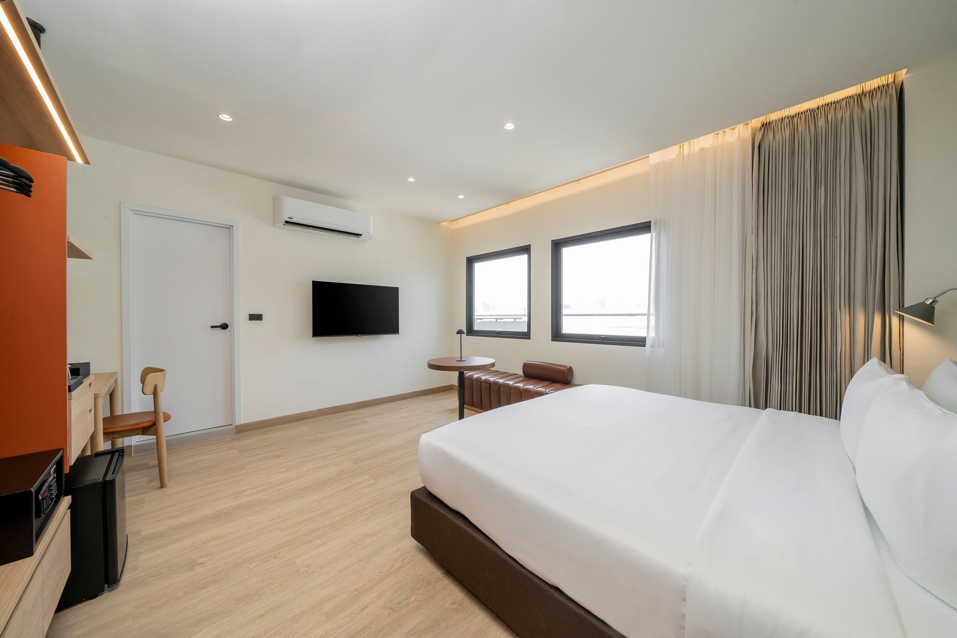 Deluxe King room at ASOKA HOTEL.