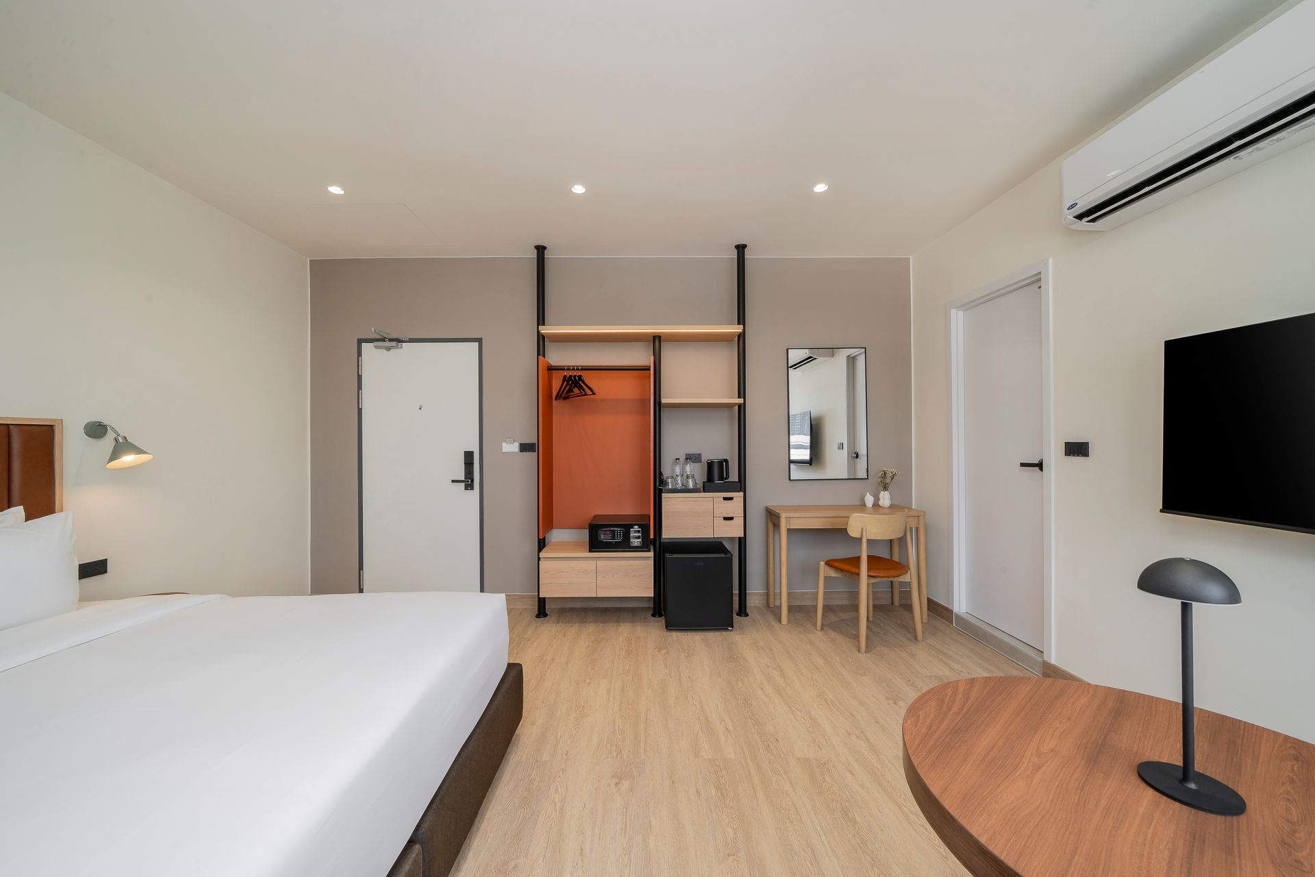 Deluxe King room at ASOKA HOTEL.