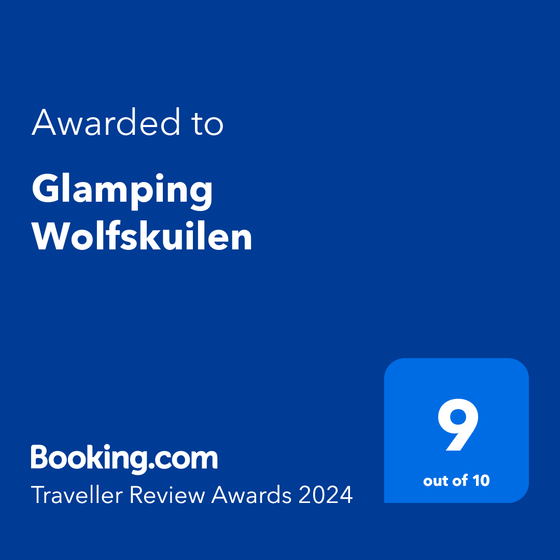 Een blauw bord met de tekst ``toegekend aan glamping wolfskuilen'' erop.