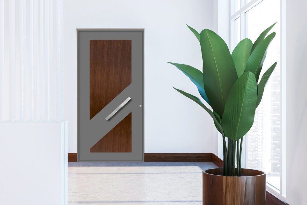 Ingresso moderno con porta grigia, pannello in legno e una grande pianta verde in vaso accanto a una finestra luminosa