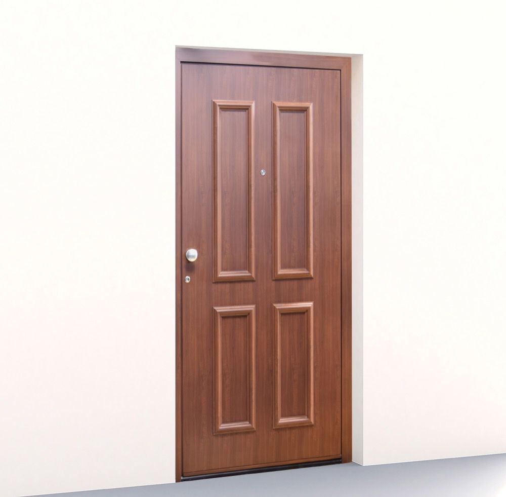 Porta di legno marrone chiusa con maniglia argentata su una parete bianca