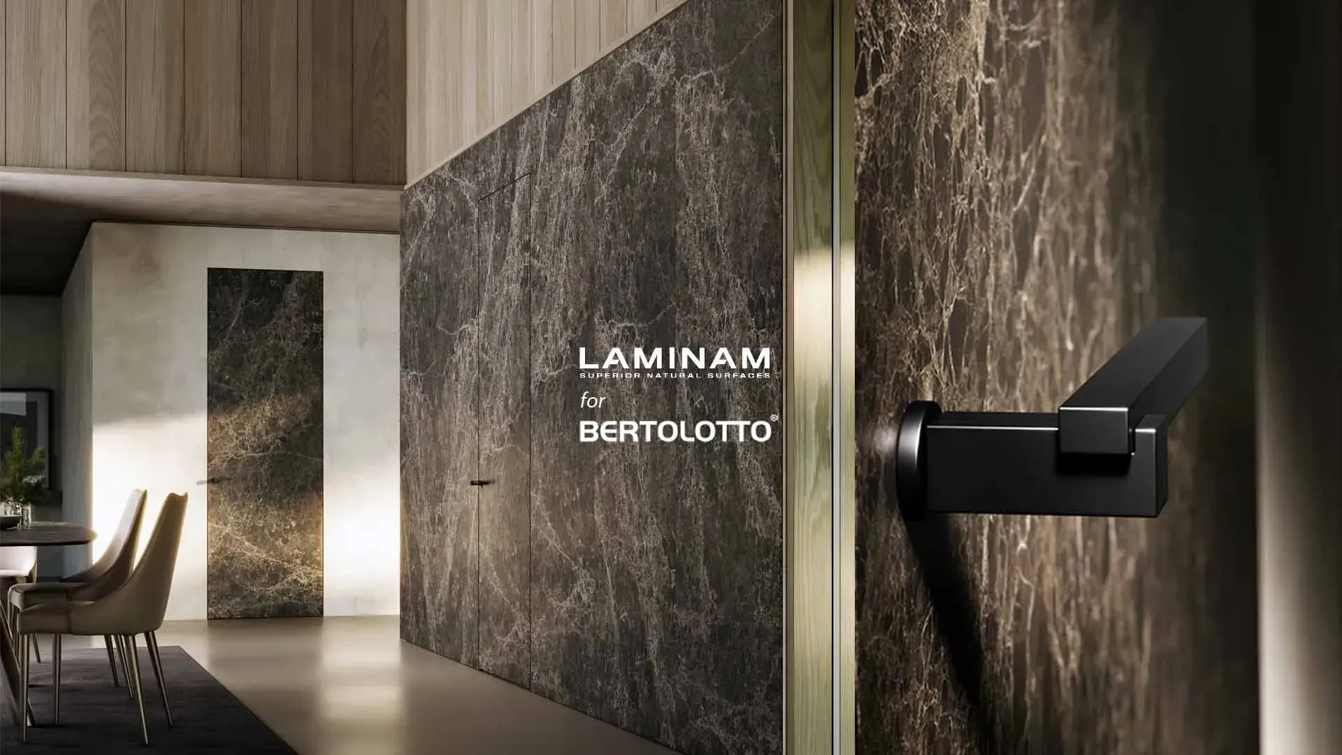 Interni moderni con grandi pannelli a parete in pietra scura, etichettati Laminam Bertolotto, e una maniglia nera per la porta