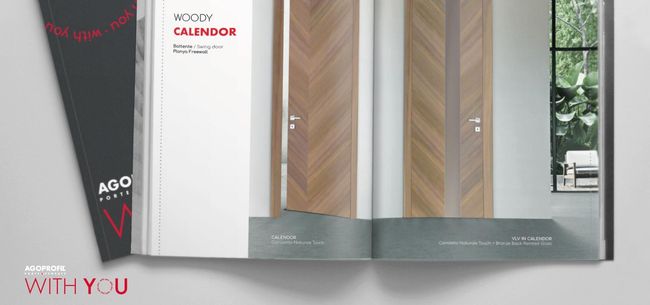 Catalogo aperto con campioni di pannelli in legno, una piccola finestra e le descrizioni dei prodotti sulle pagine