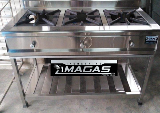 Estufa industrial de gas de acero inoxidable sobre un soporte metálico con un letrero de MAGAS