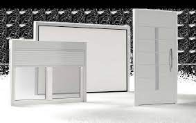 Tre porte bianche moderne: una porta con saracinesca, una porta con pannello incorniciato e una porta d'ingresso.