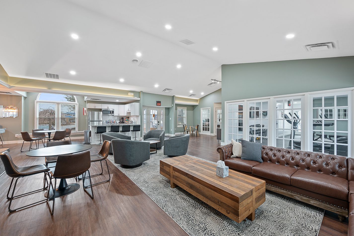 Image of the 860 clubhouse with plenty of sitting areas
