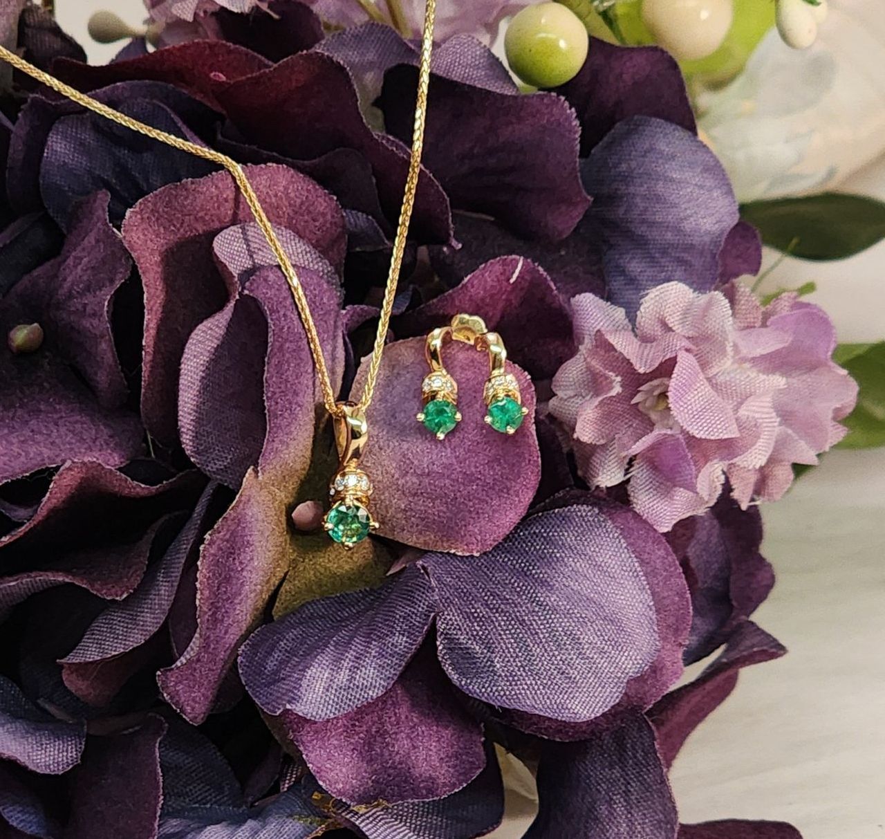 Emerald and gold diamond necklace and earrings