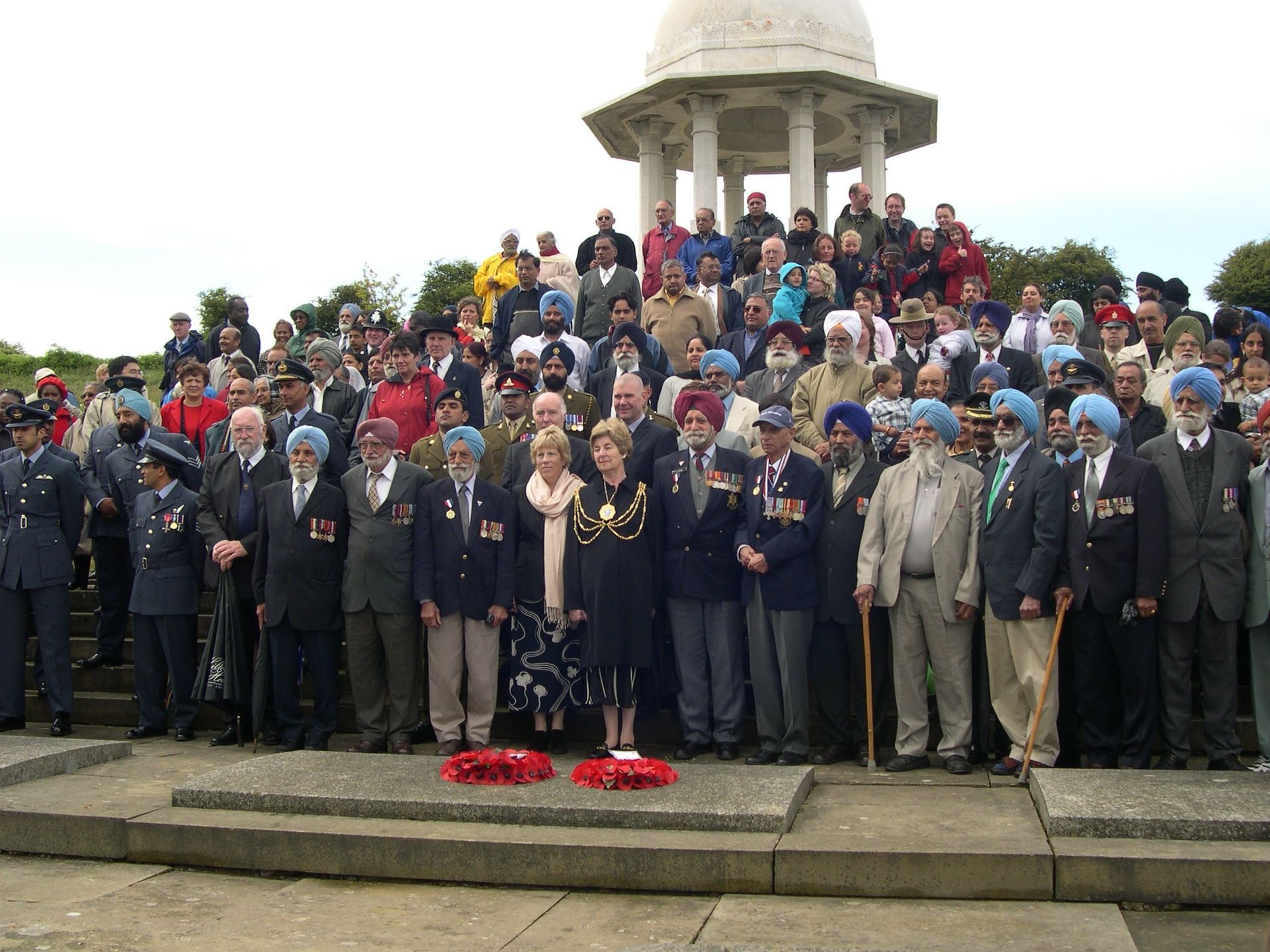 a wide photo of all those that attended the memorial service
