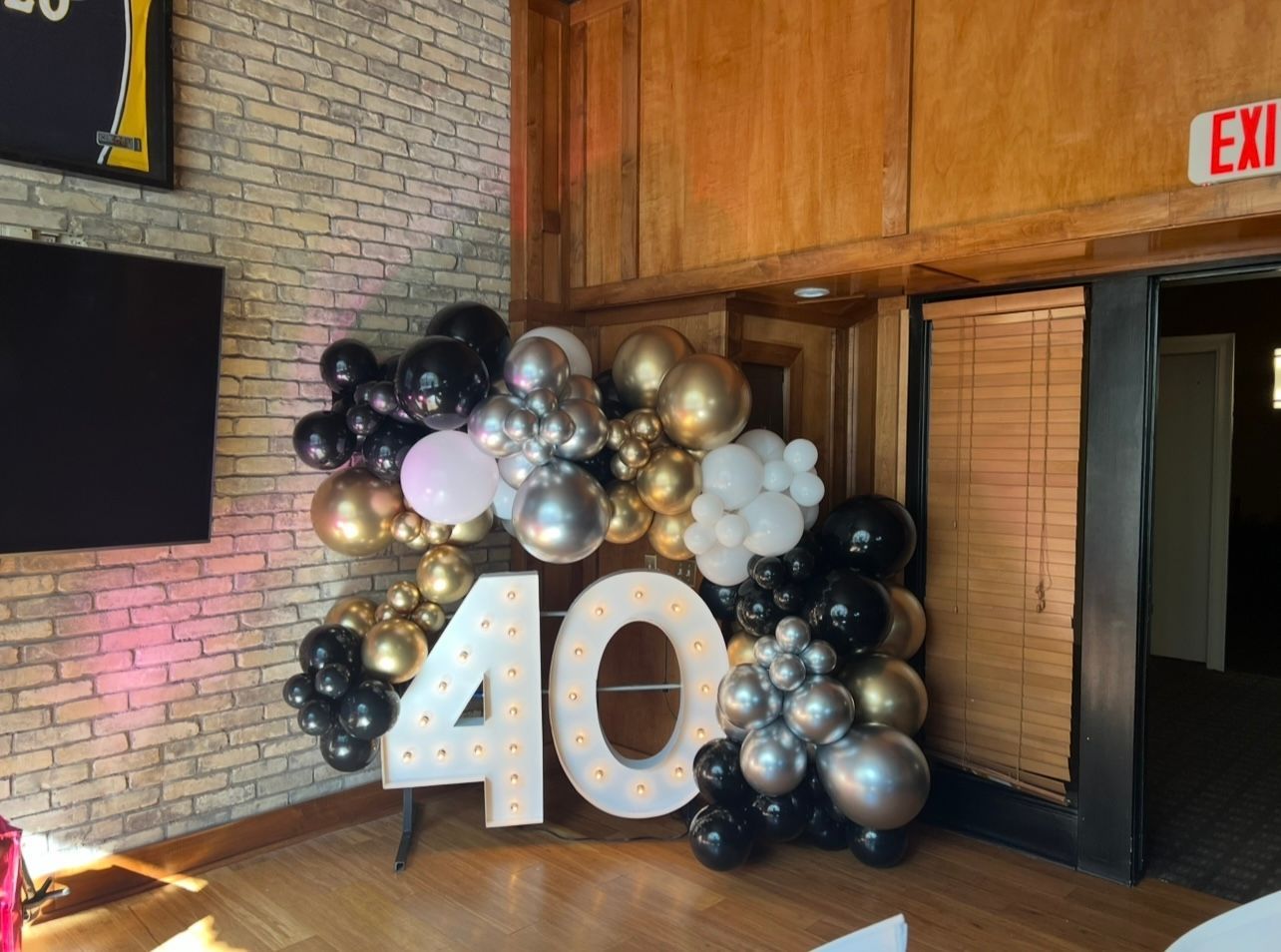 A room with balloons and a sign that says 40