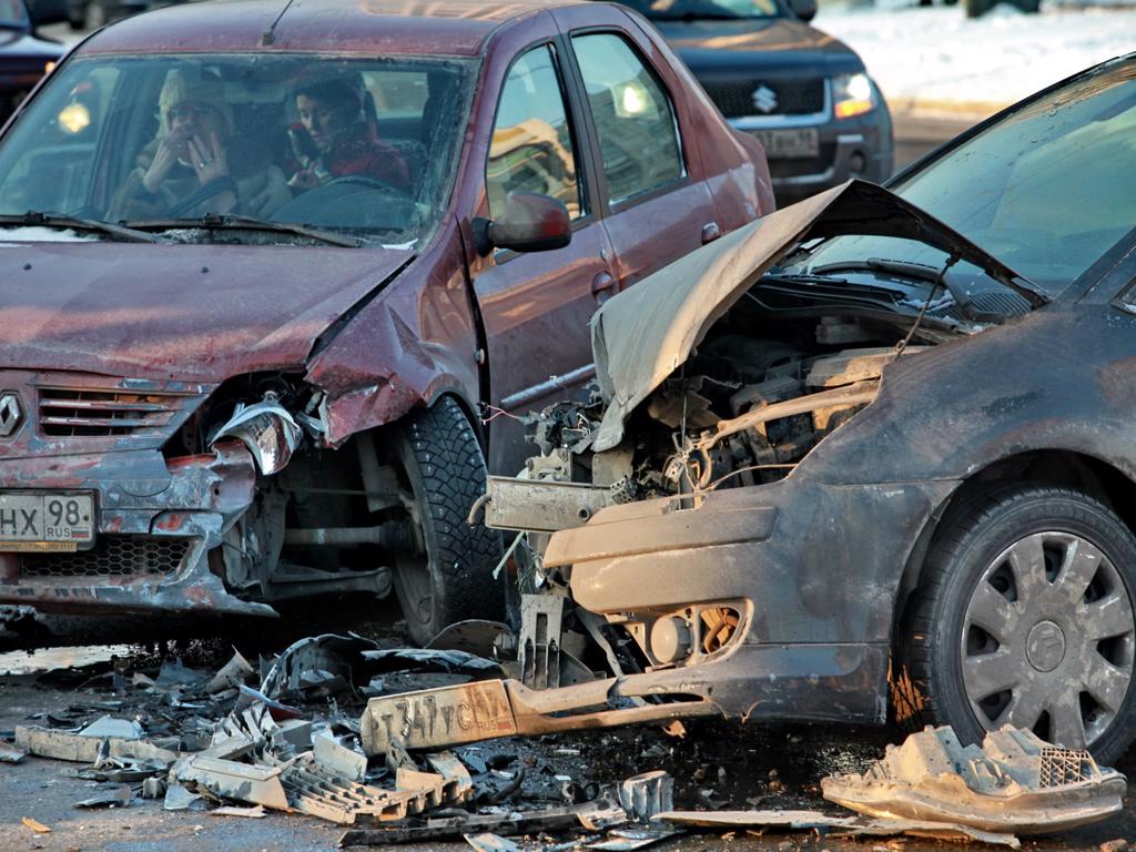 A damaged car with a license plate that says hx 95