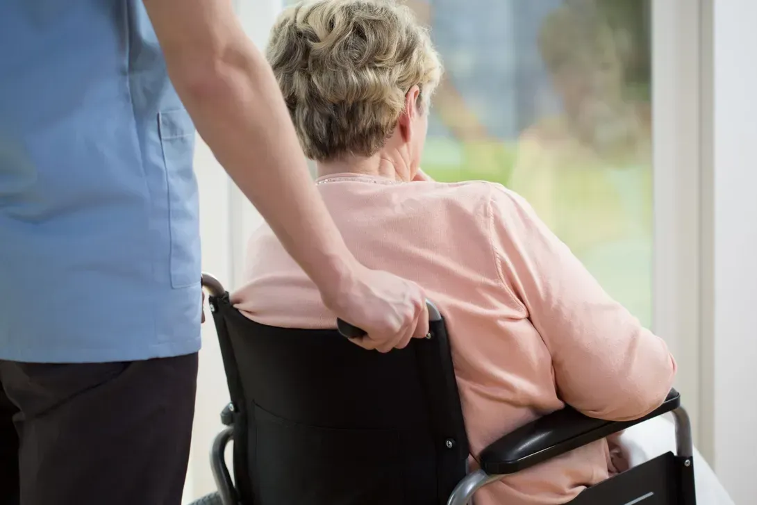 attività all'aperto nel centro servizi anziani