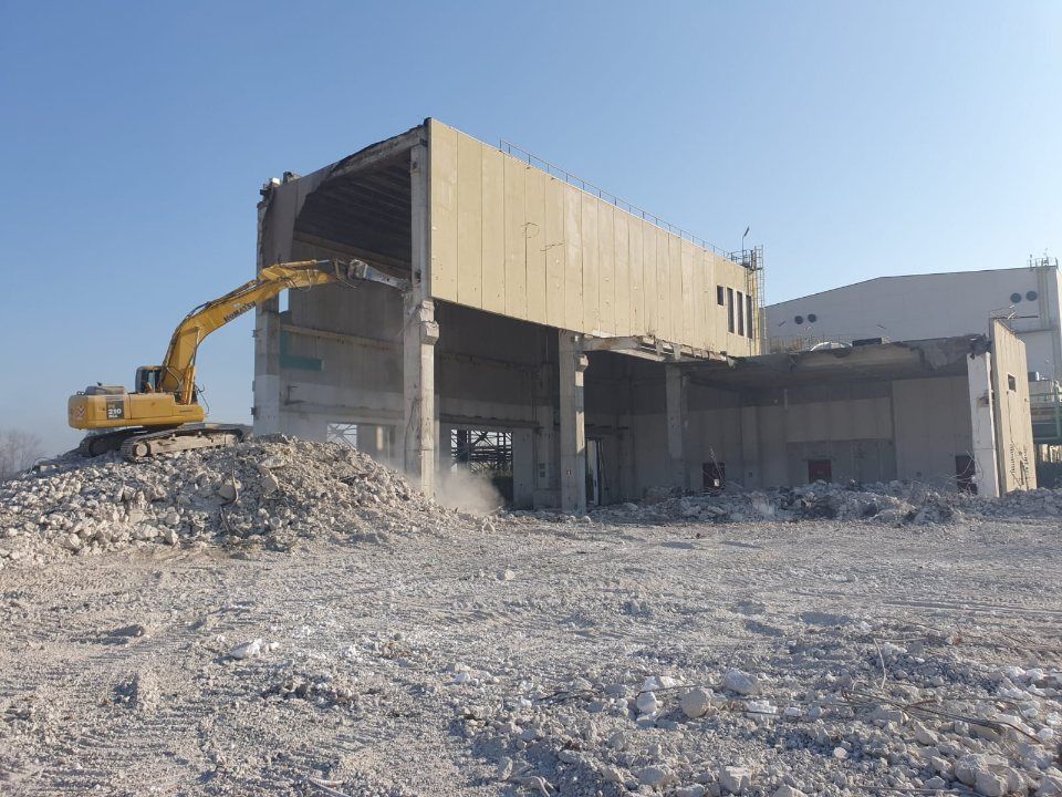 demolizione edificio in cemento
