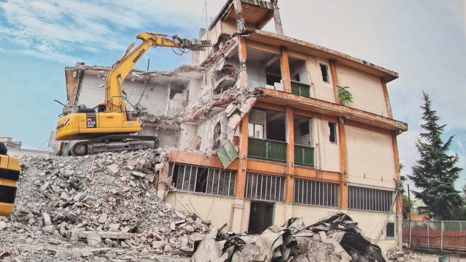 demolizione di una abitazione