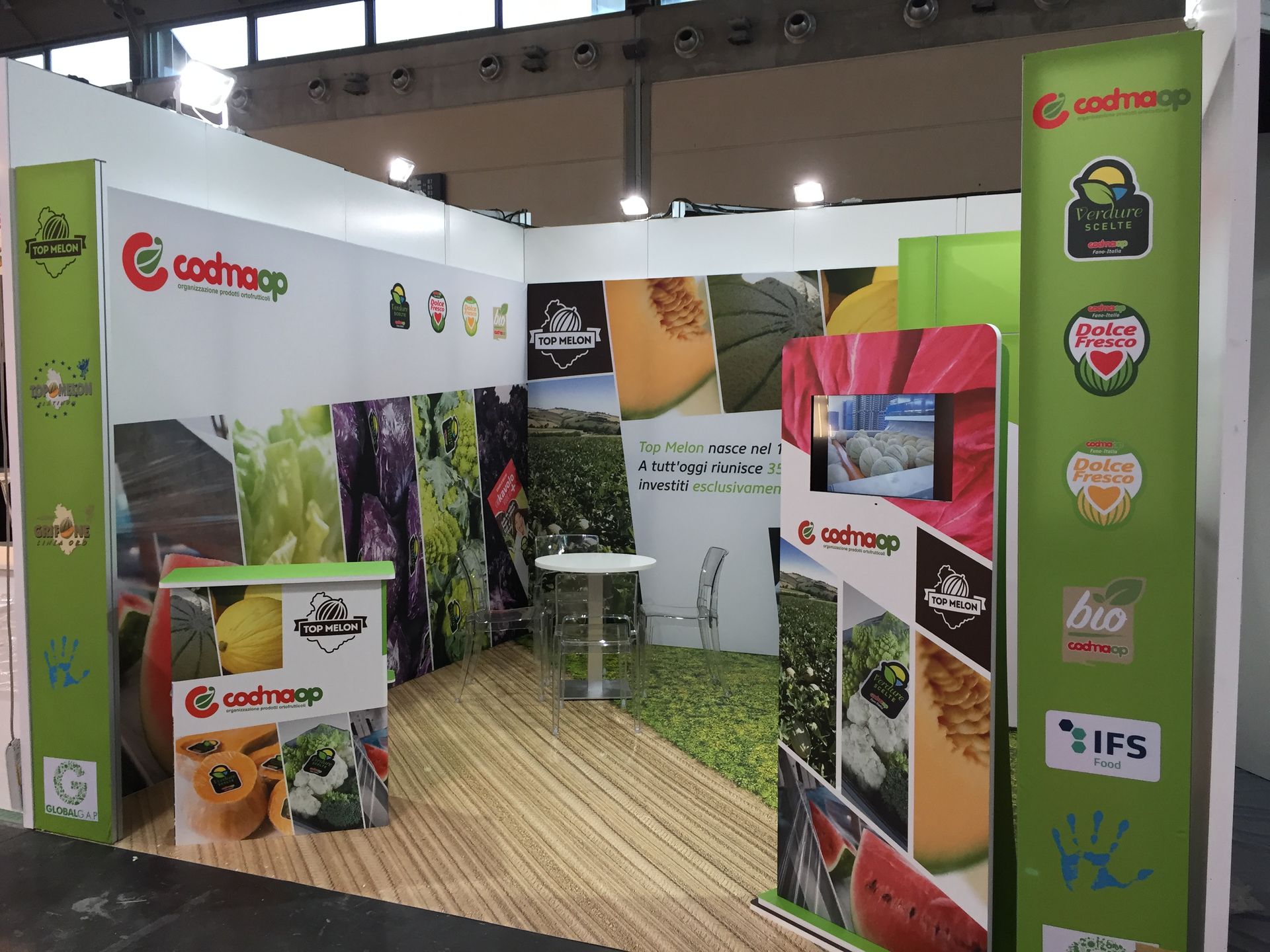stand fieristico con desk, totem e fondali