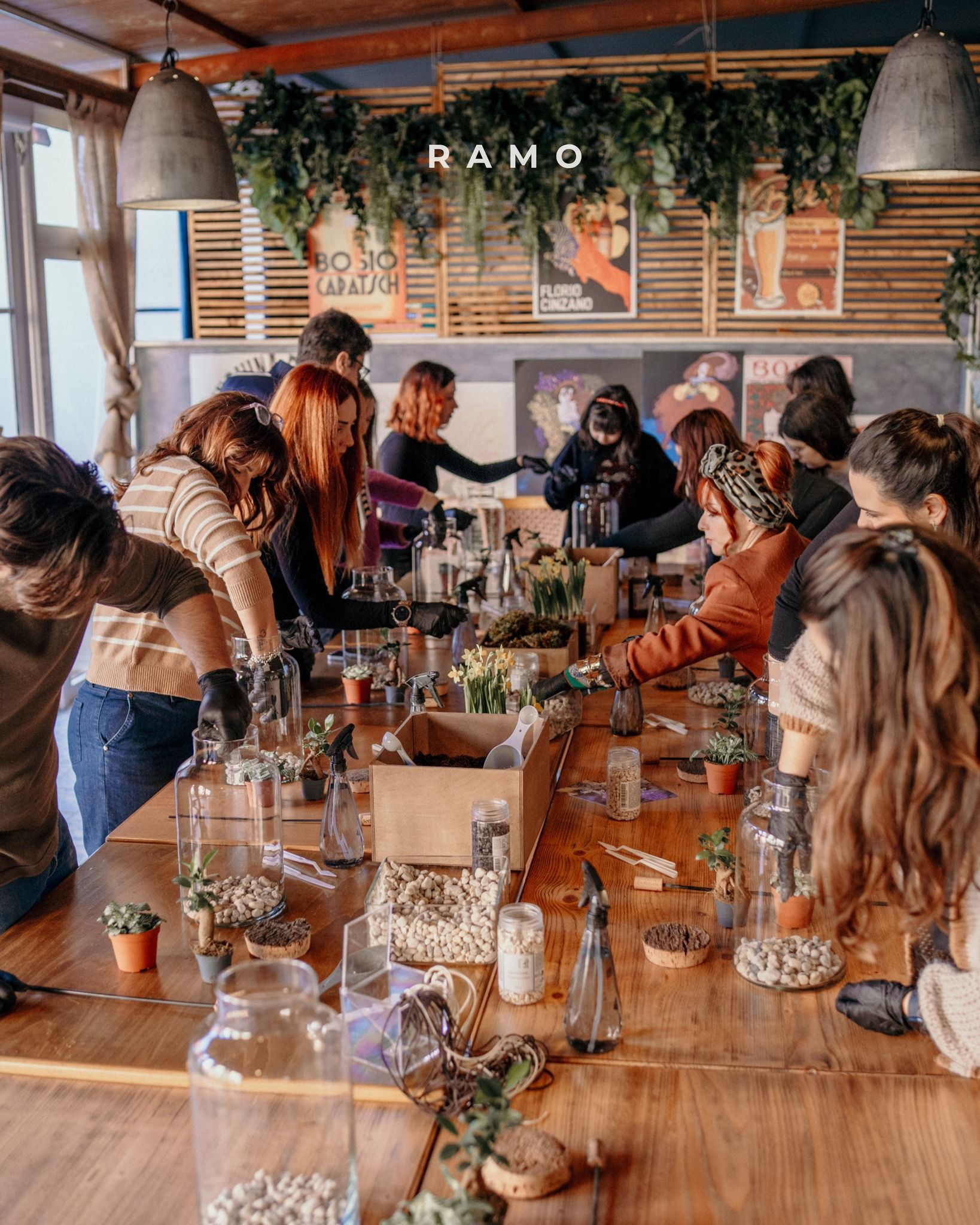 Persone che creano terrari per il workshop di Pasqua