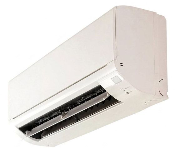 Condizionatore d'aria a parete di colore bianco con bocchette di ventilazione frontali aperte.