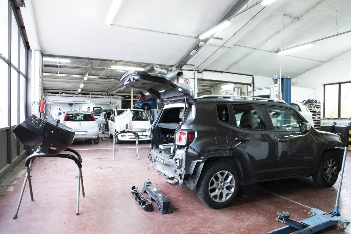 Jeep con paraurti smontato per riparazioni