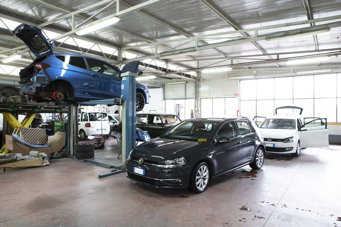 interno carrozzeria con auto sui ponti