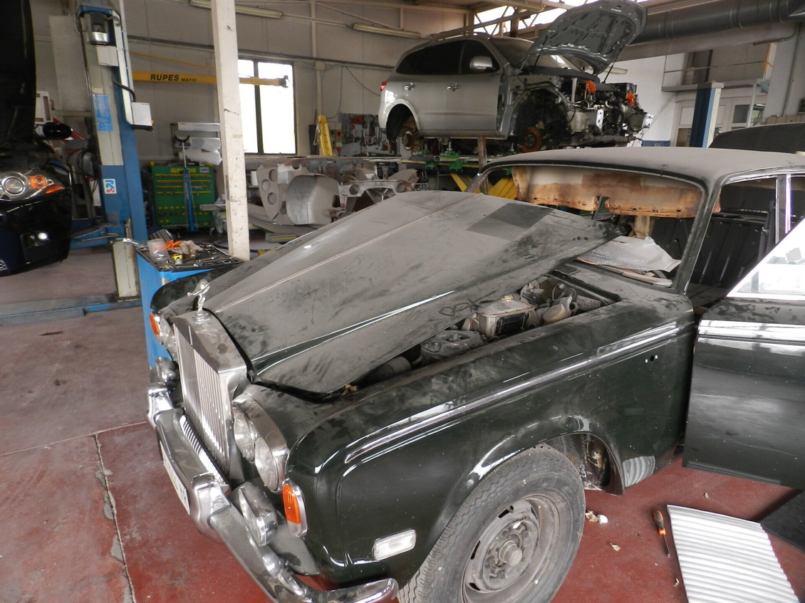 Auto storiche in riparazione presso la Carrozzeria Roberto Baldo