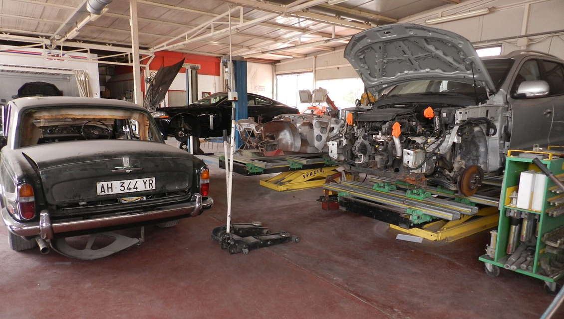 Auto in riparazione presso la Carrozzeria Roberto Baldo