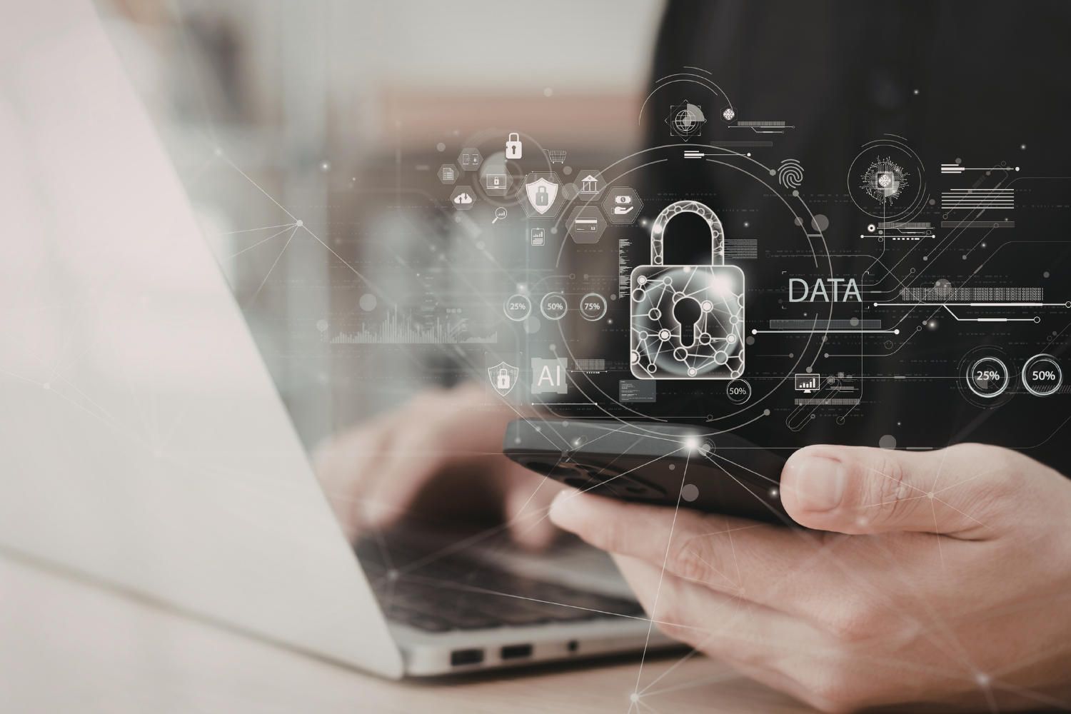 Smartphone und Laptop mit eingeblendeten Sicherheitssymbolen veranschaulichen Datenschutz