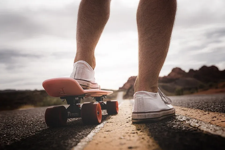 Bild mit Beine auf Skateboard symbolisiert schnelle Reaktionszeit