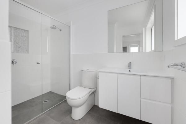 A Bathroom with A Toilet, Sink, Mirror and Walk-in Shower | Mid-North Coast, NSW | BDM Constructions