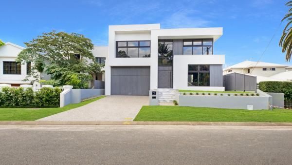 A Modern White House with A Gray Garage Door | Mid-North Coast, NSW | BDM Constructions