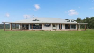 A Large White House Is Sitting on Top of A Lush Green Field | Mid-North Coast, NSW | BDM Constructions