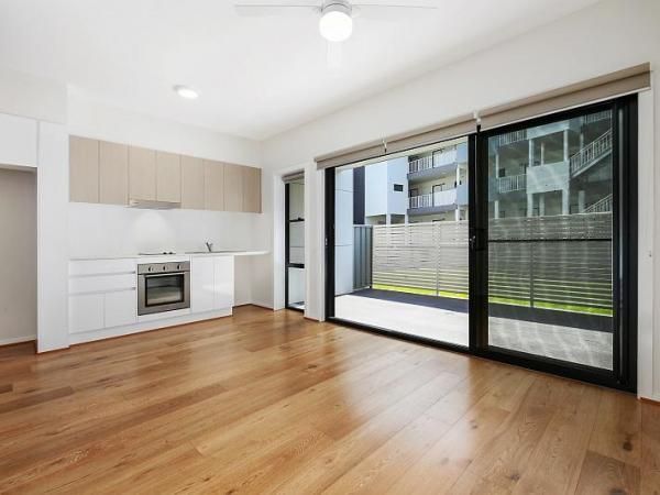 A Living Room with Hardwood Floors and A Kitchen with Sliding Glass Doors | Mid-North Coast, NSW | BDM Constructions