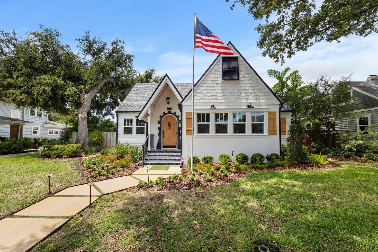 Florida residential home in St. Petersburg on a sunny day