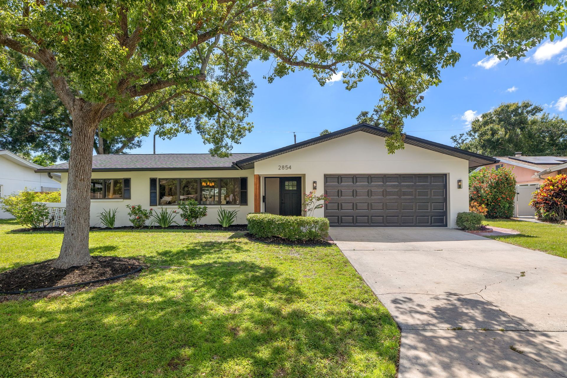 Well-kept duplex exterior in St. Petersburg neighborhood