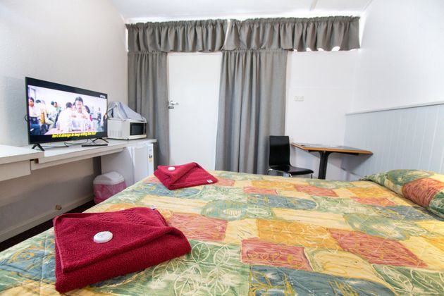 Yellow Queen Bedroom - Port Pirie, SA - Travelway Motel