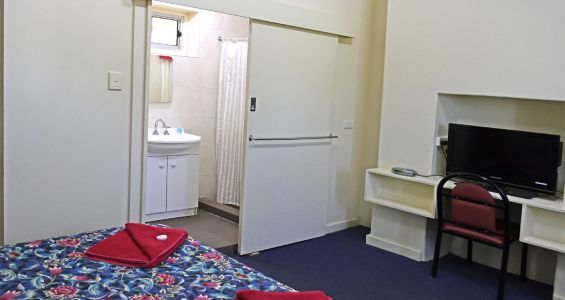 Comfort Room Near The Bed - Port Pirie, SA - Travelway Motel