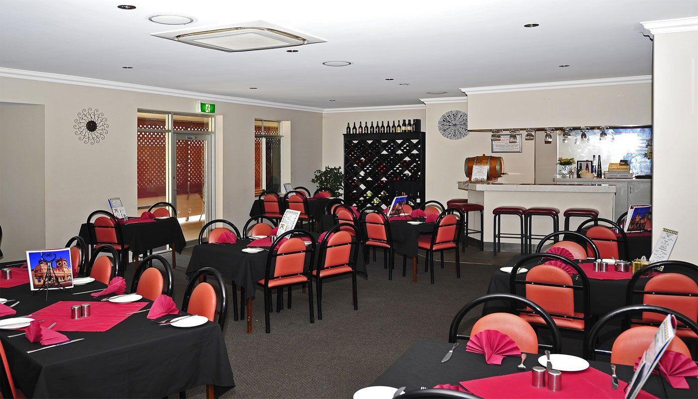 Restaurant With Red Chairs - Port Pirie, SA - Travelway Motel