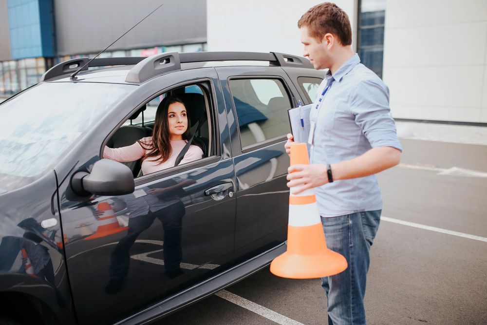 Una mujer en un coche recibe instrucciones de conducción de un hombre