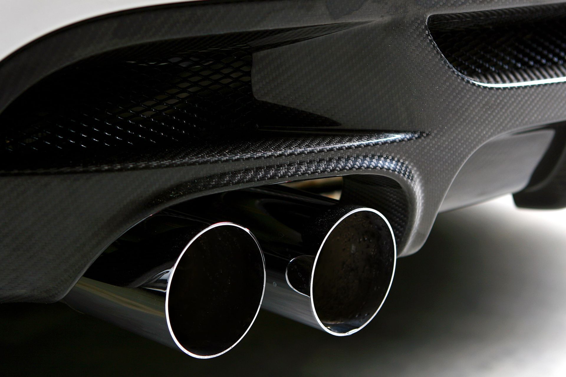 Vehicle exhaust system for mobile fleet exhaust service
