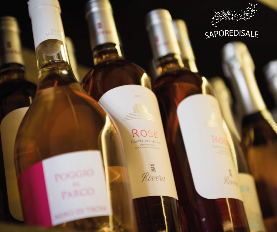 Bottiglie di vino rosato con tappi bianchi e argentati, etichette con testo.