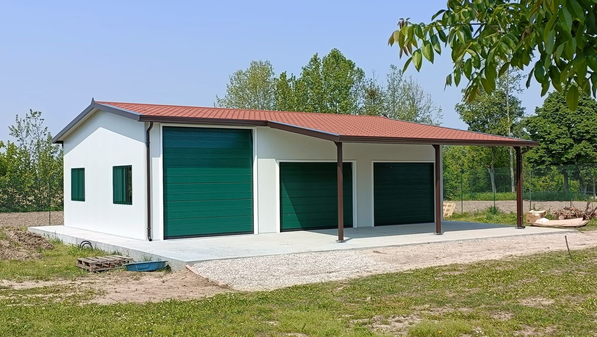 un edificio bianco con una porta scorrevole e un tetto .