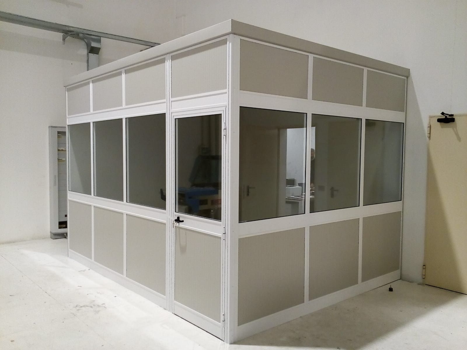 ufficio interno con pareti continue