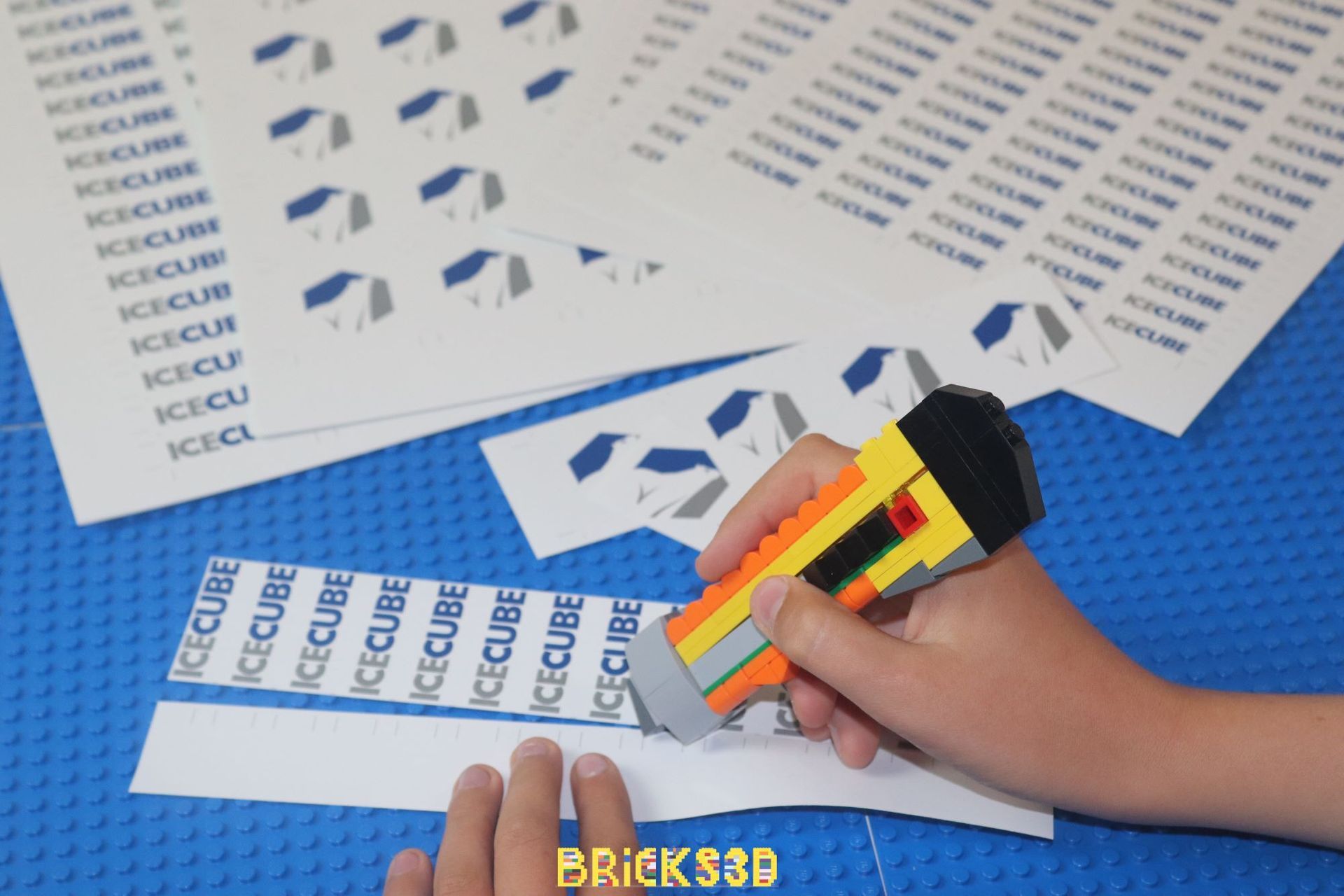 Een persoon houdt een LEGO-fakkel vast en schrijft op een stuk papier.