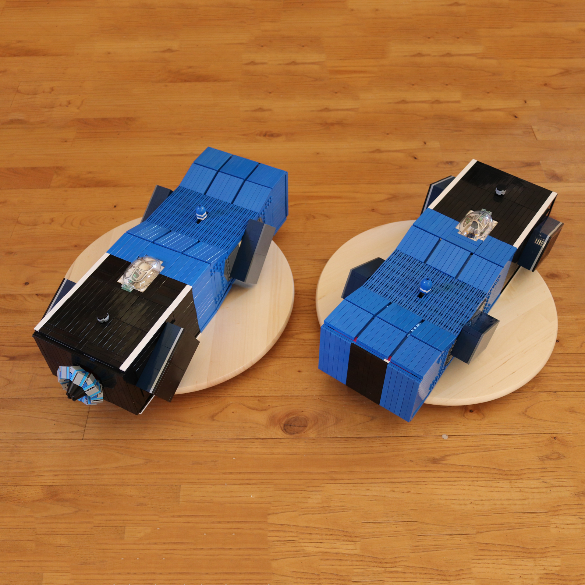 Twee blauwe blokken zitten op een houten tafel