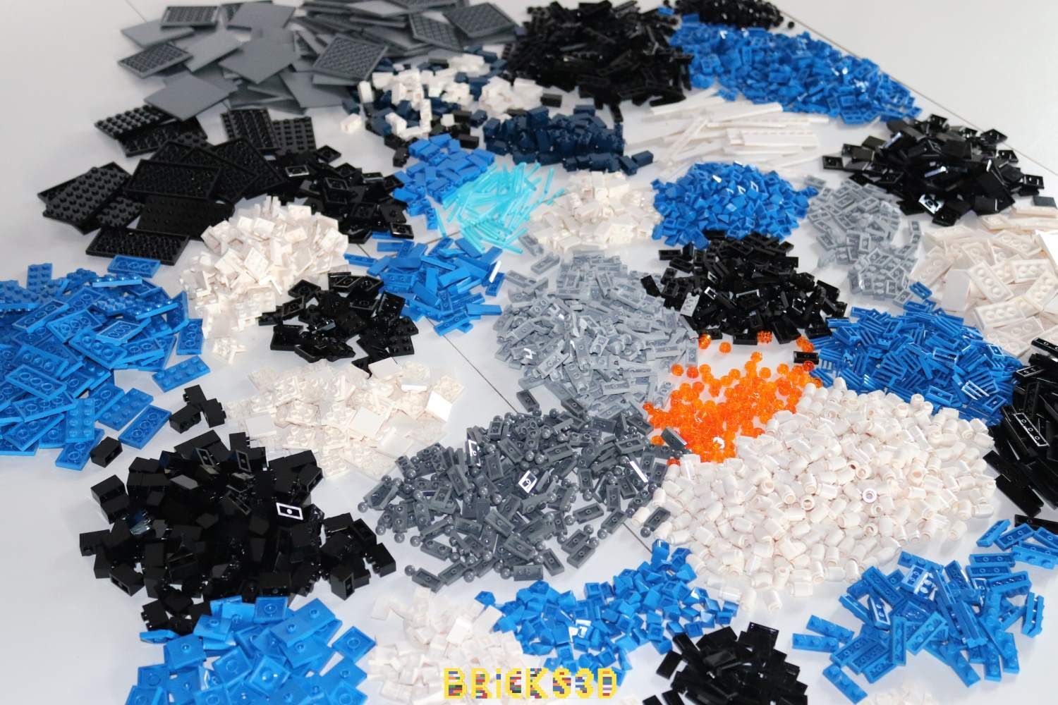 Een heleboel verschillende gekleurde legostenen op een tafel