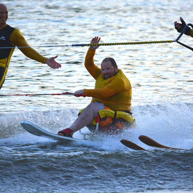 A man with one leg adaptive water skiing