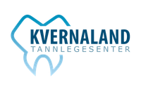 Logo for Kvernaland Tannlegesenter, en tannklinikk. Blå omriss av en tann med klinikknavn.