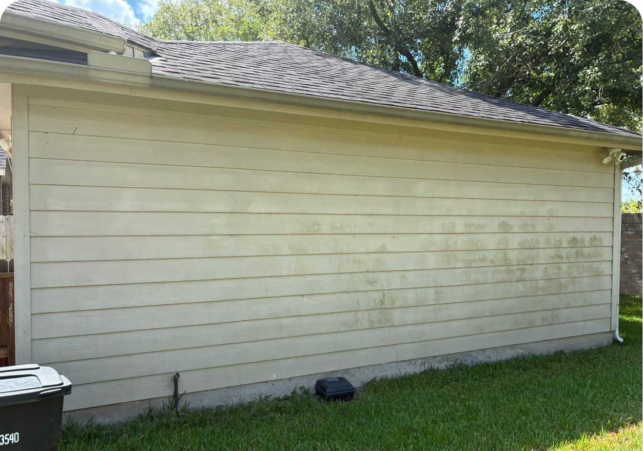 Garage & Siding Wash before cleaning by Elite Exterior Cleaning